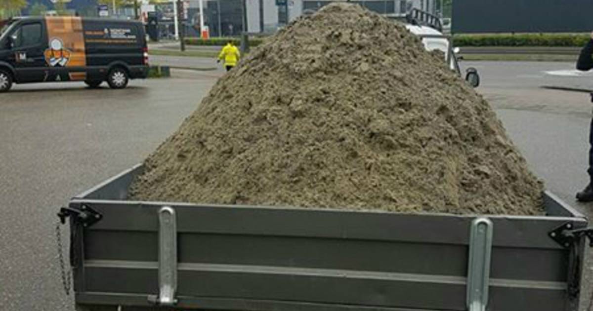 aanhangwagen-met-zand-is-bijna-3-000-kilo-te-zwaar-bestuurder-krijgt