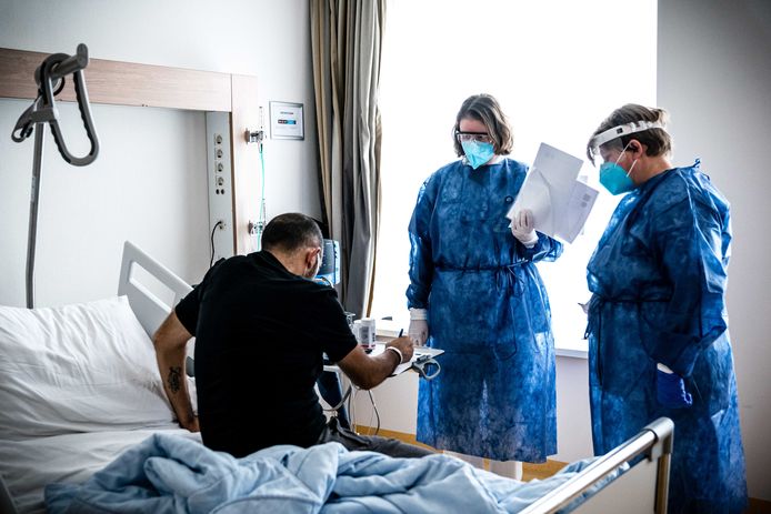 Een patiënt op de cohortafdeling van het Catharina Ziekenhuis in Eindhoven. Het aantal coronapatienten op de speciale corona-afdelingen van Nederlandse ziekenhuizen neemt steeds verder toe tijdens de tweede coronagolf.