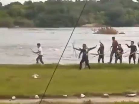 Des Amérindiens attaquent un poste militaire avec des arcs et des flèches au Venezuela