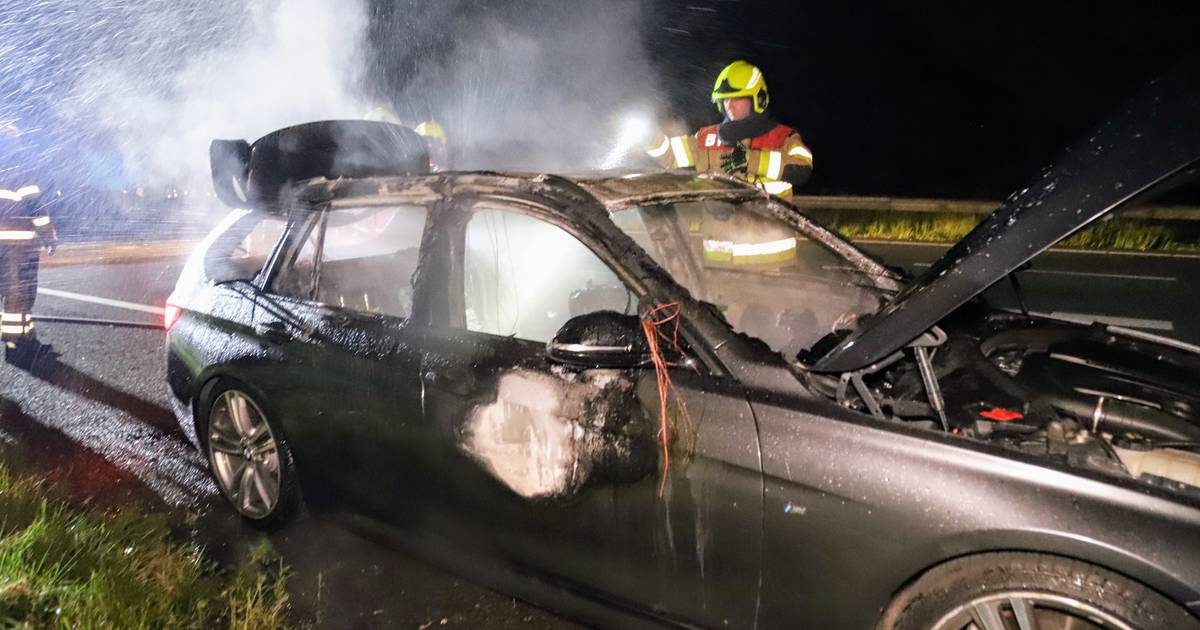 Brandweer rukt uit voor autobrand midden op de A15