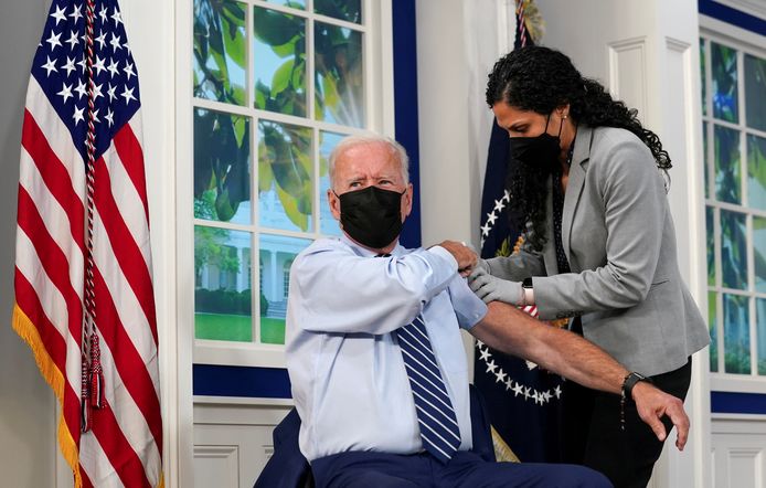 President Biden ontvangt zijn boosterprik. In tegenstelling tot bij zijn voorganger, was de pers bij alle covid-inentingen van Biden aanwezig.