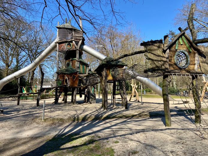 Er gebeuren schilder- en renovatiewerken aan dit speeltuig in het park van Kapellen