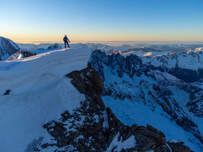 Charles Dubouloz en train de gravir la face nord des Grandes Jorasses dans le massif du Mont Blanc.