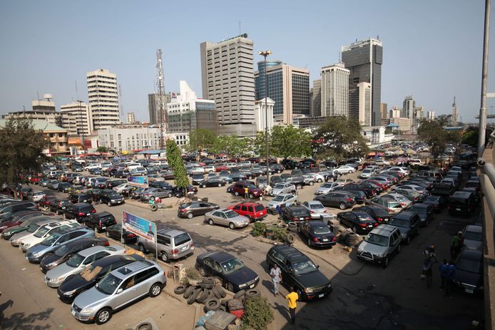 Een drukke parkeerplaats in Lagos, Nigeria.