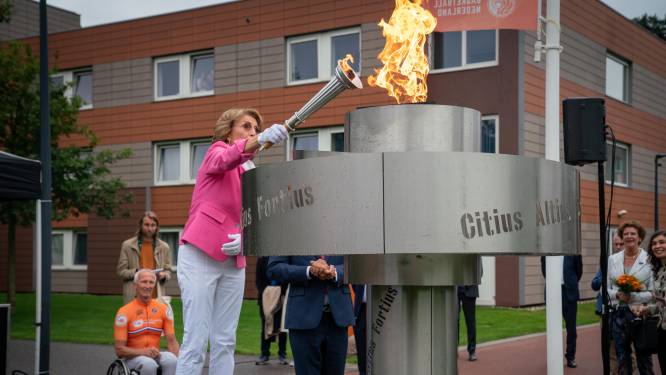 Prinses Margriet toont spierballen bij Paralympische fototentoonstelling: ‘Jullie zijn fantastische sporters!’