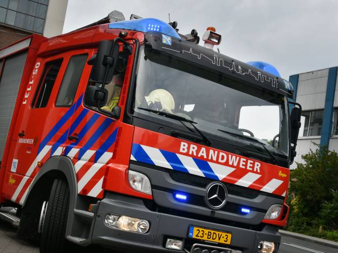 Industriebrand op Elektronstraat in Amsterdam deels geblust door kapotte waterleiding