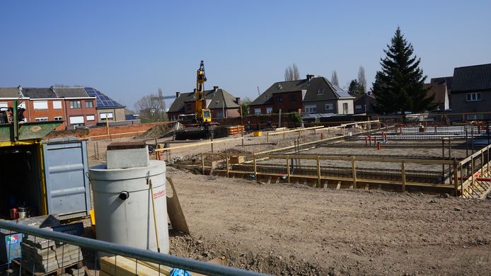 De bouw van de nieuwe brandweerkazerne is intussen gestart. Hierdoor verdwijnt een groot deel van de verontreinigde grond onder het toekomstig gebouw.