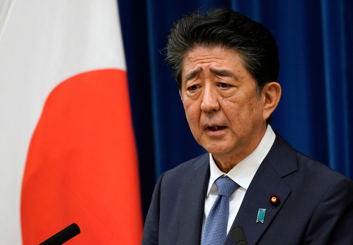 De Japanse premier Shinzo Abe kondigt vrijdag tijdens een persconferentie in Tokio zijn aftreden aan wegens gezondheidsredenen.  Beeld EPA