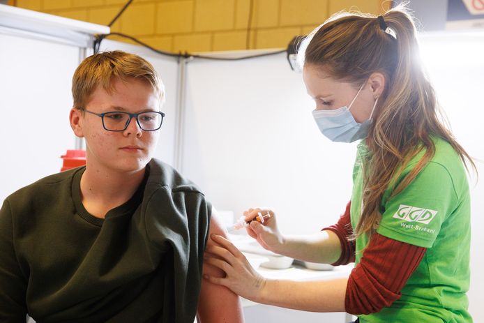 De 13-jarige Jelle Tjeerdsma laat zich in sporthal De Boulevard in Bergen op Zoom vaccineren tegen HPV.