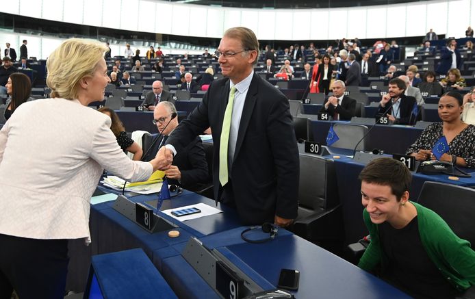 Belg Philippe Lamberts, covoorzitter van de groene fractie, met Europees Commissievoorzitster Ursula von der Leyen (archiefbeeld). Hij vindt de verklaringen van Borrell "onwaardig" voor een vertegenwoordiger van de EU.