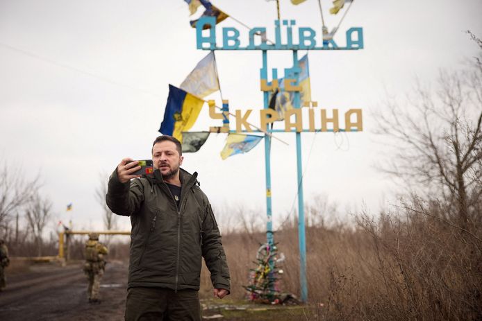 Zelensky neemt een selfie voor een bord met de boodschap "Avdiivka, dit is Oekraïne".