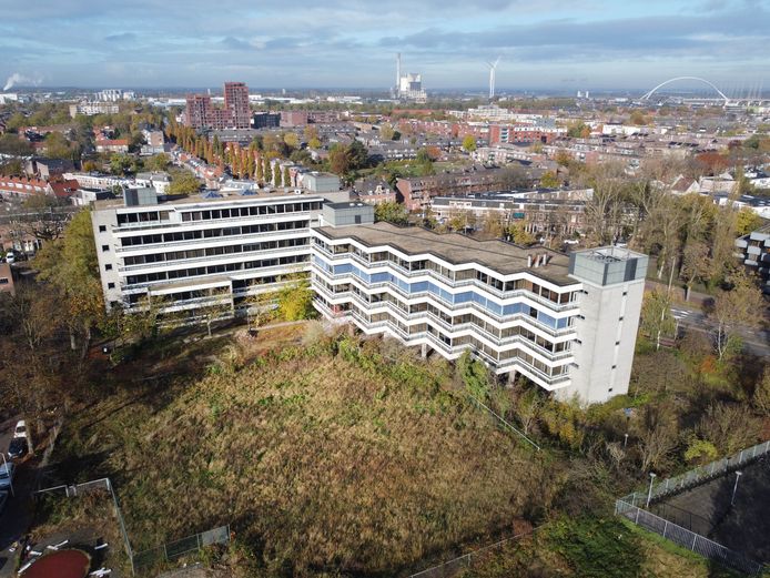 Dronefoto van het oude UWV gebouw aan de Koninginnelaan.