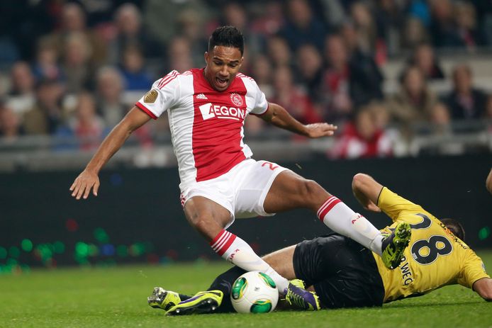 Kenny van der Weg glijdt namens NAC Ajacied Danny Hoesen van de bal.