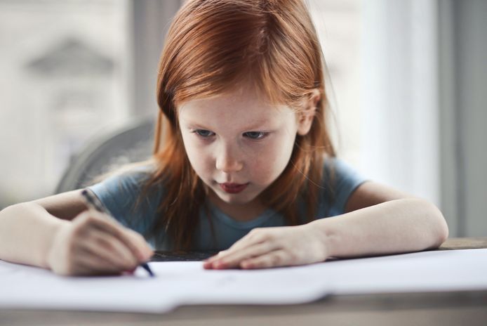 Het duurt gemiddeld een half jaar langer voor een kind goed kan schrijven.