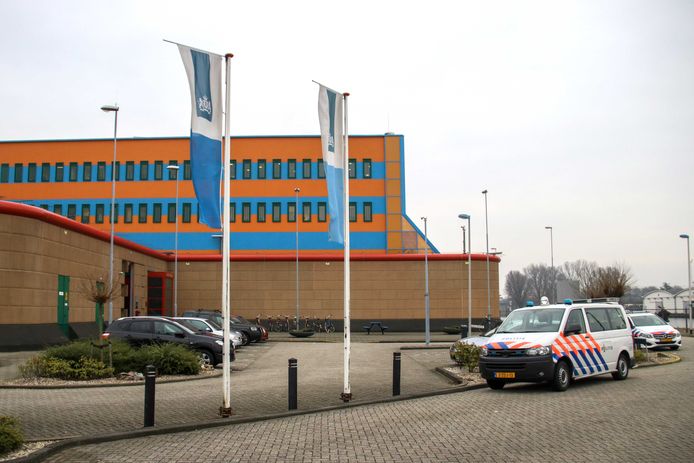 De politie is op zoek naar een man die op is ontsnapt uit de gevangenis De Schie, aan de Professor Jonkersweg in Rotterdam.