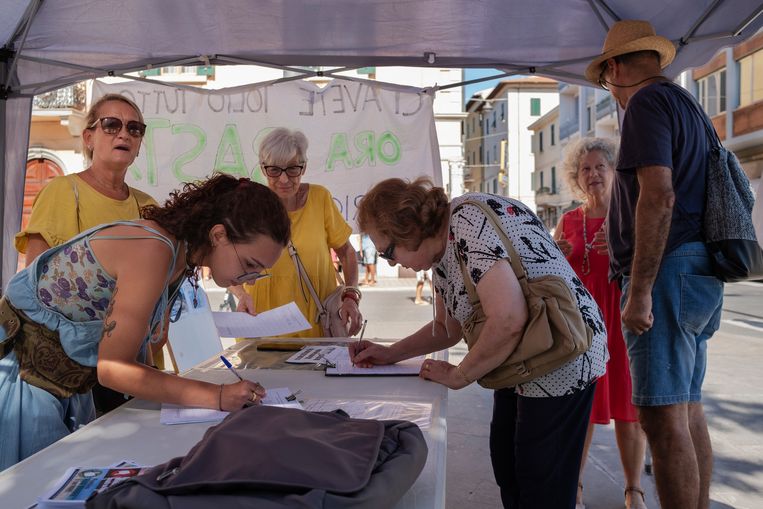 Gli oppositori del terminale GNL stanno raccogliendo firme da persone che la pensano allo stesso modo.  Immagine per Volkskrant di Giulio Piccitelli