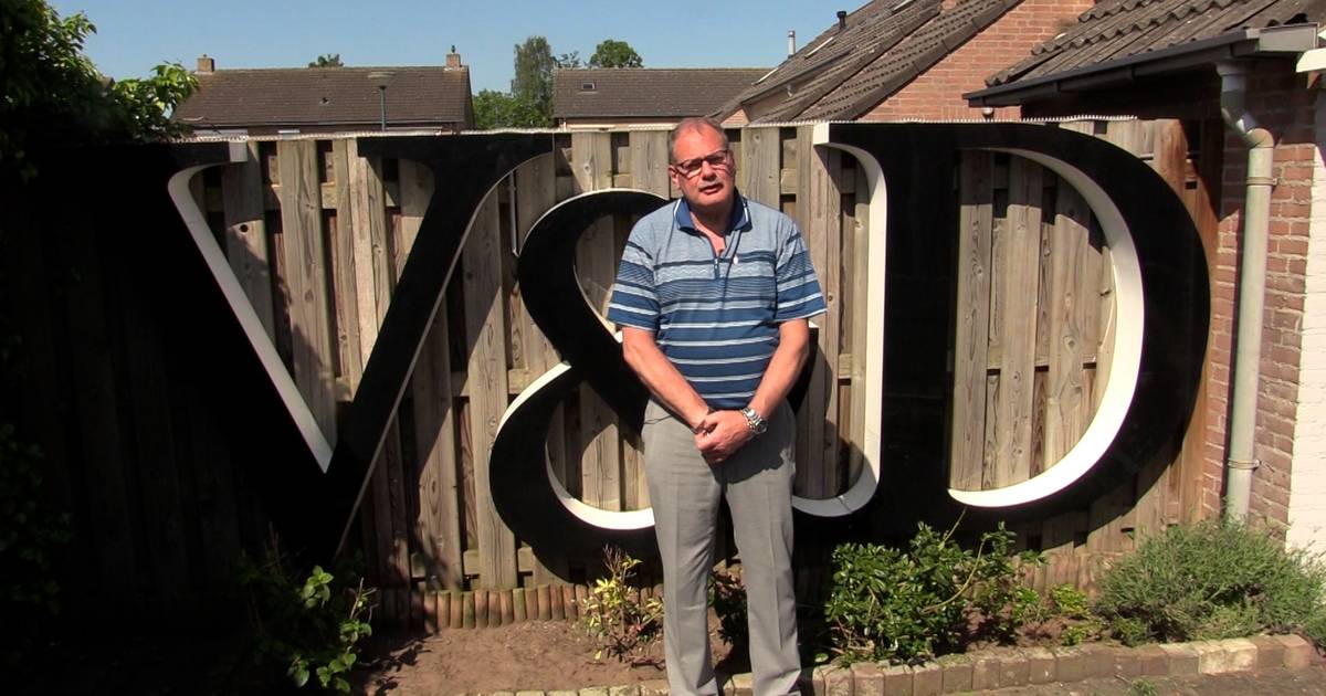 Oudwerknemer V&D hangt letters op in zijn tuin 'Helpt een beetje bij