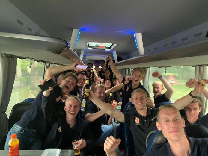 Longa'30 viert feest op de terugweg in de bus naar Lichtenvoorde.