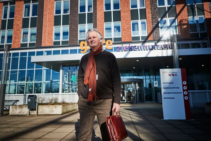 Pier Eringa staat op punt personeel van Gelre ziekenhuizen in Zutphen een harde boodschap te brengen. Het ziekenhuis in Zutphen wordt vanwege financiële problemen uitgekleed.