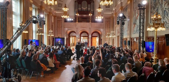 Het is druk in het Rotterdamse stadhuis bij de officiële aftrap van het Eurovisie Songfestival.