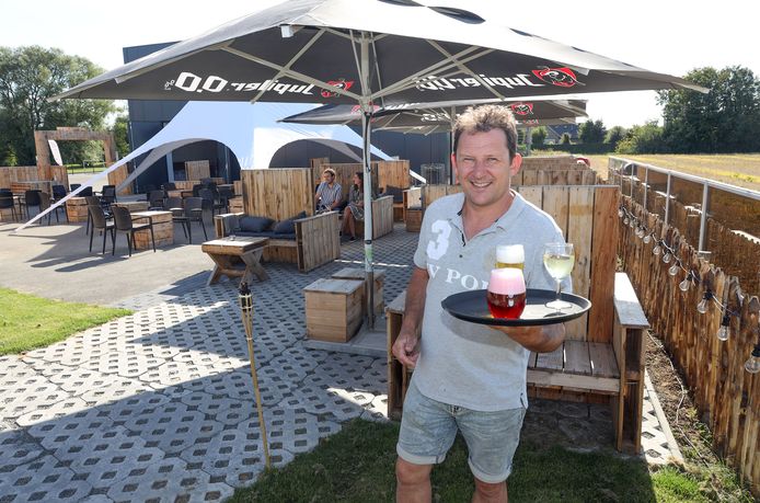 Stefan de Vetter als ober op zijn nieuwe terras 't Spoor Outdoor.