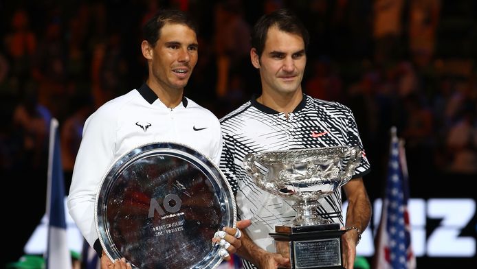 Federer (r) versloeg begin dit jaar Nadal in de finale van de Australian Open bij de mannen