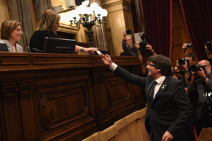Catalaanse leider Puigdemont tijdens de stemming vandaag in het parlement.