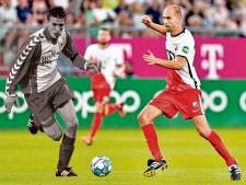 Bas Dost is wars van kuddegedrag: ‘Begin over een Louis Vuitton-tasje en hij kijkt alsof je Chinees praat’