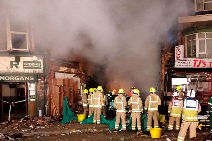 Hulpverleners bij het gebied van de explosie.