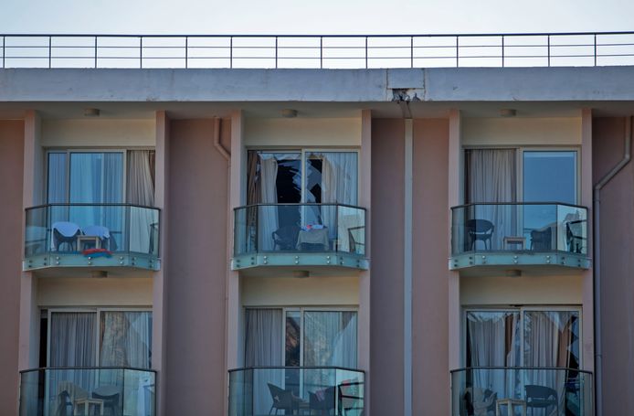Ook ramen op de balkons van de kamer zijn gesprongen door de explosies.