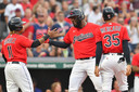 Jose Ramirez  (l), Oscar Mercado (r) en Franmil Reyes donderdag in actie namens de Cleveland Indians.