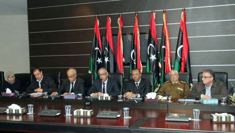 De Libische minister president Ali Zeidan (midden) staat met andere leden van de regering in november de pers te woord over de gespannen situatie in het land. Beeld epa