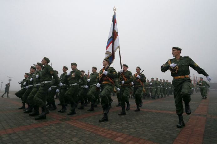 Pro-Russische rebellen marcheren in Donetsk, vijf jaar na het eenzijdig uitroepen van de onafhankelijkheid.