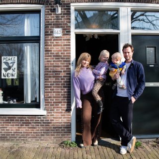 Liv (34) lives in dike cottage with family: ‘Wouldn’t trade it for a perfect home for anything’