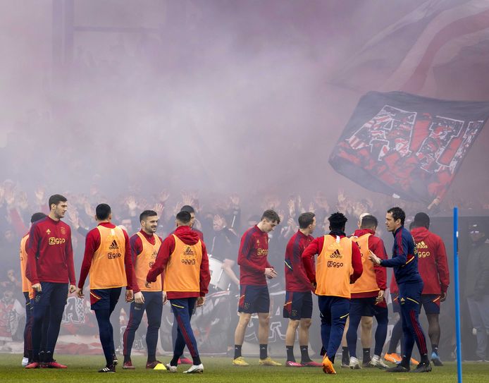 De selectie van Ajax tijdens de openbare training ter voorbereiding op de Klassieker tegen Feyenoord.