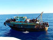 Opnieuw honderden migranten aangekomen op Lampedusa: opvangcentrum is overvol