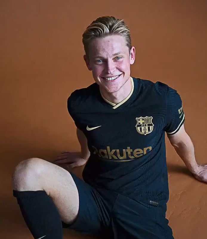 Echt Ontaarden hoofdstuk Frenkie de Jong presenteert uitshirt Barcelona, Real Madrid in het roze |  Buitenlands voetbal | AD.nl