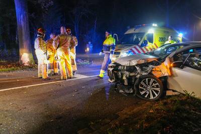 Brandweer haalt vrouw uit auto na botsing in Bakel, hondje komt met schrik vrij