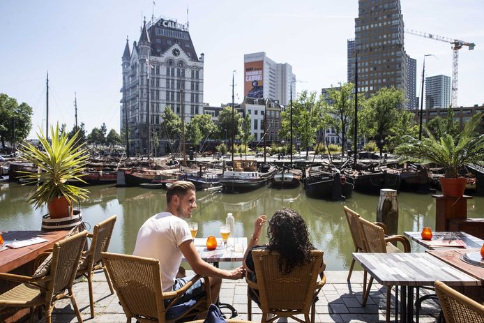 Gasten op een terras in Rotterdam tijdens het mooie weer van de afgelopen weken.