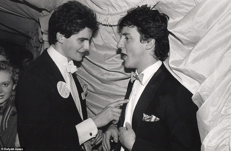 De latere premier David Cameron (rechts) met een vriend tijdens een van de vele feestjes in 1987. Beeld Dafydd Jones