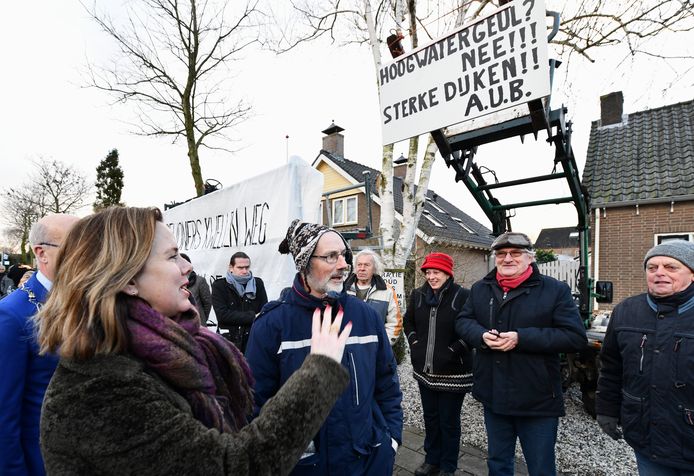 Bewoners van Varik en Heesselt protesteren tegen de komst van de hoogwatergeul bij het bezoek van minister Cora van Nieuwenhuizen.