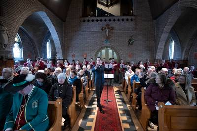‘Binnen één flink mensenleven’ is de Knegselse kerk alweer gesloten, parochianen nemen afscheid