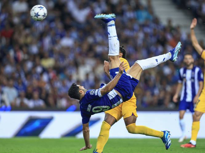 KIJK. Porto-spits Taremi scoort tegen FC Barcelona het (afgekeurde) doelpunt van de speeldag