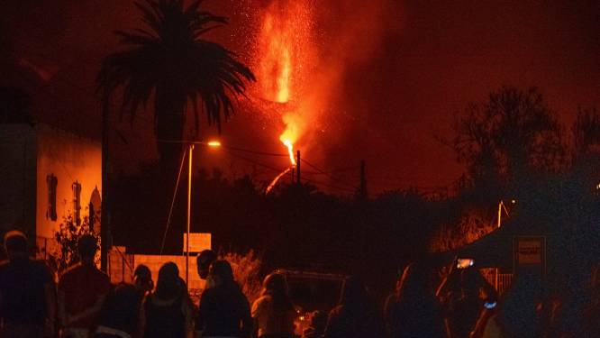 Vulkaan op La Palma blijft lava en as spuwen: lavastroom al anderhalve kilometer breed