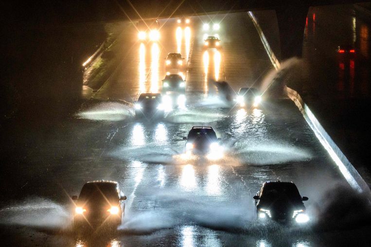 Auto's in de hevige regen op de Californische Highway 101. Beeld AFP