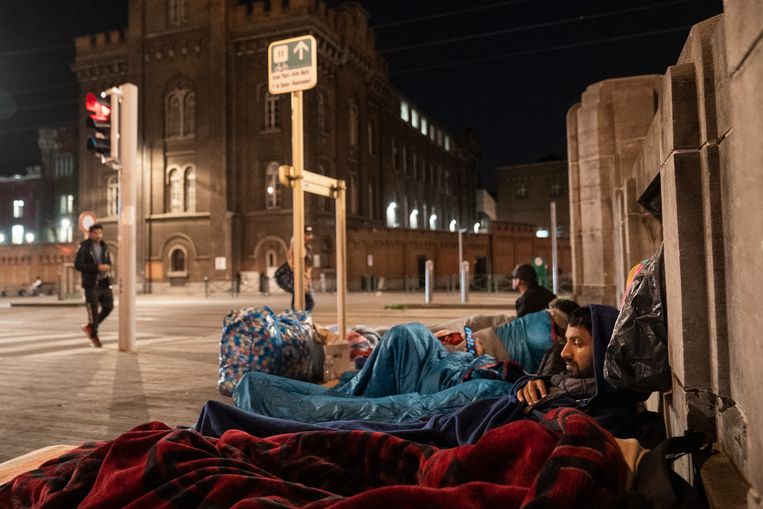 Migranten slapen buiten bij het Fedasil-aanmeldcentrum in Brussel. Beeld Tessa Kraan