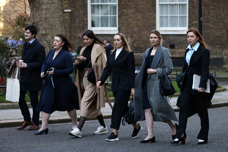 Vrouwelijke Oekraïense parlementsleden, met Lesia Vasylenko als tweede van rechts, bij een bezoek aan 10 Downing Street, in het gezelschap van het Britse parlementslid Alicia Kearns. Beeld REUTERS