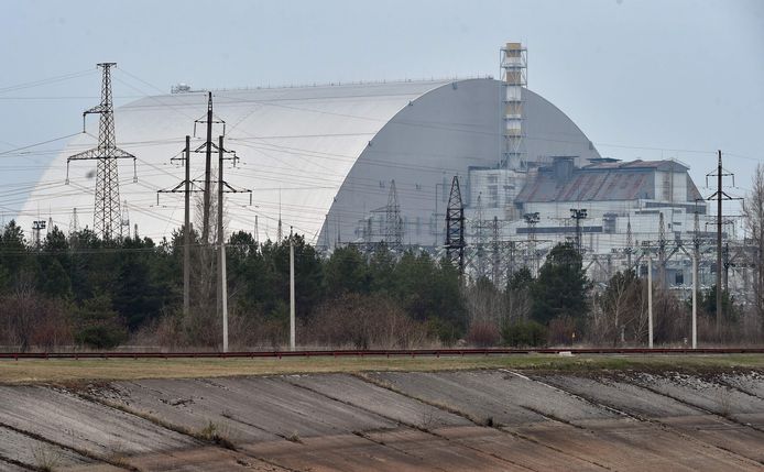 De sarcofaag die na de kernramp in 1986 gebouwd werd over de vierde, vernielde reactor van de kerncentrale van Tsjernobyl, die nu in handen is van de Russen.