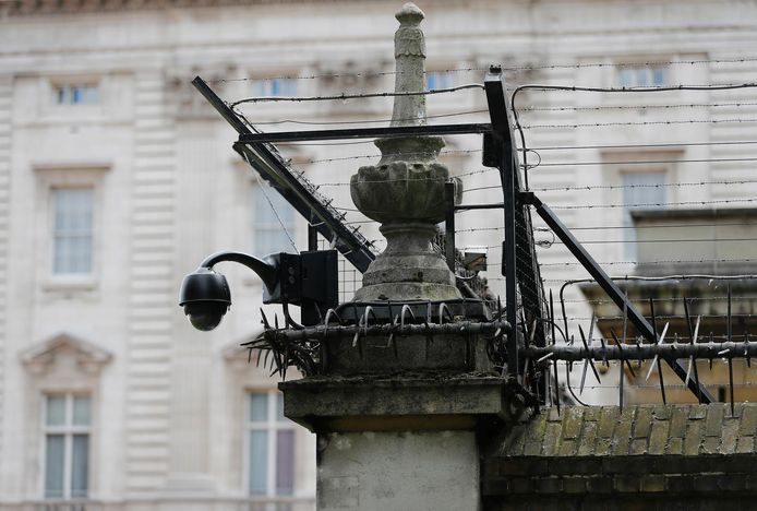 Een bewakingscamera aan Buckingham Palace (Londen).