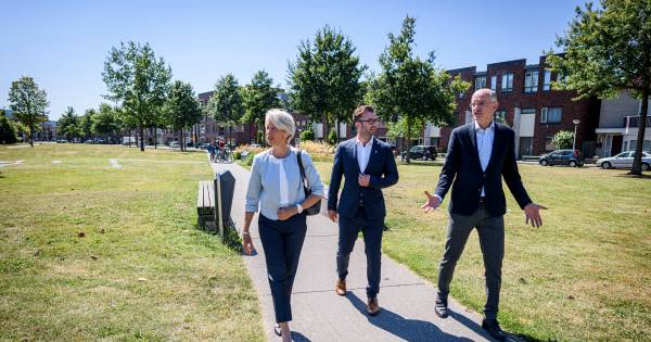 Burgemeester Volendam Zoekt Inspiratie In Enschede Vroegere Cafe Kan Wellicht Huis Van Verhalen Worden Enschede Tubantia Nl